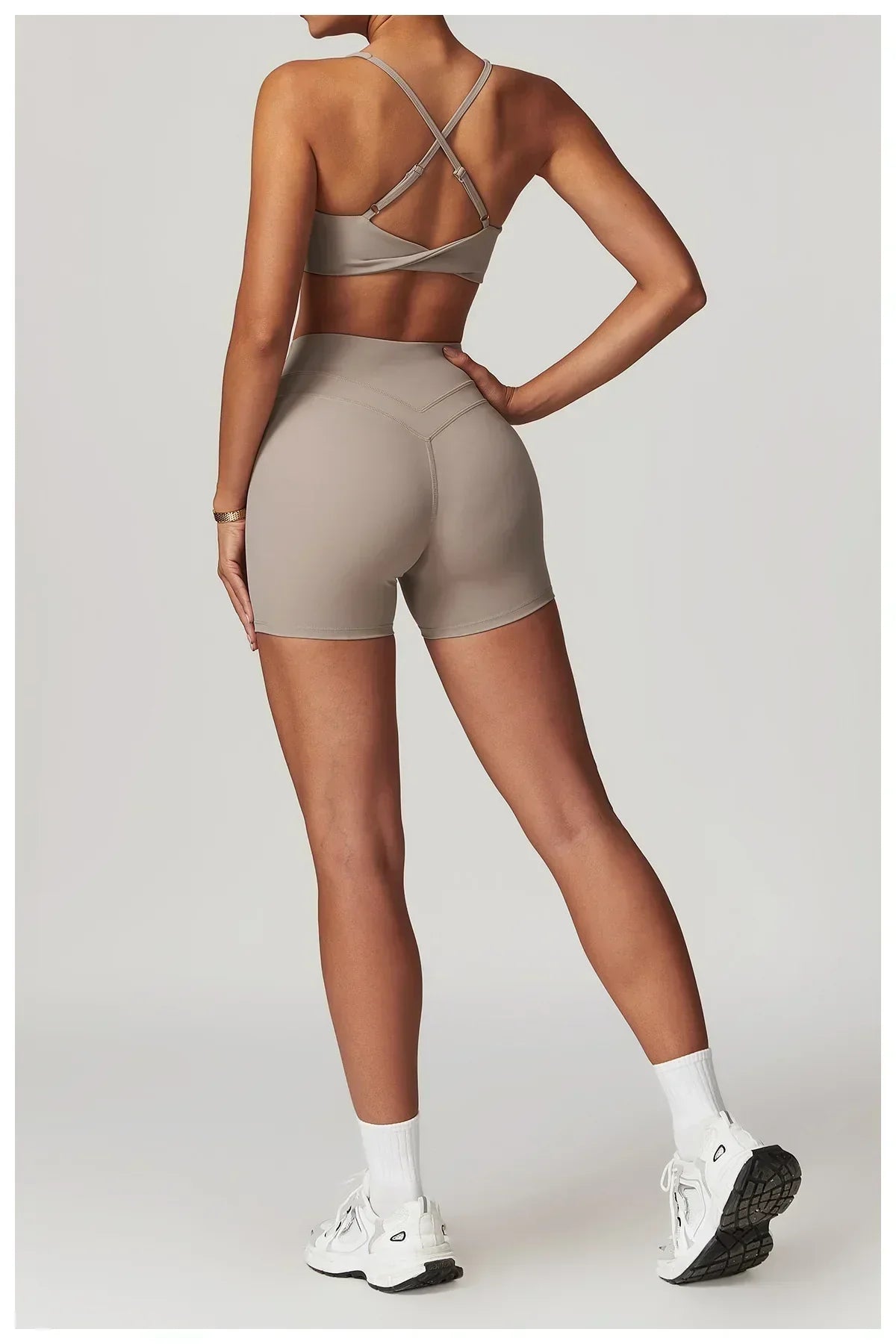 חליפת ספורט קצרה ומחטבת- גו'ליה